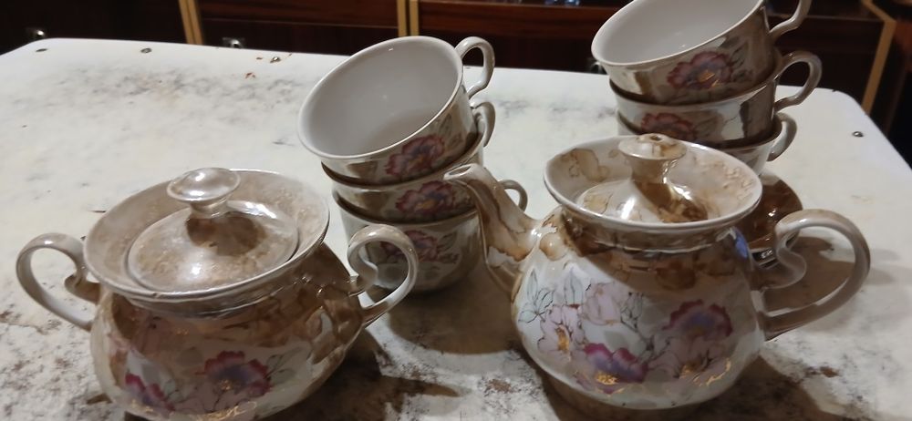 Чайний сервіз з квітковим орнаментом.