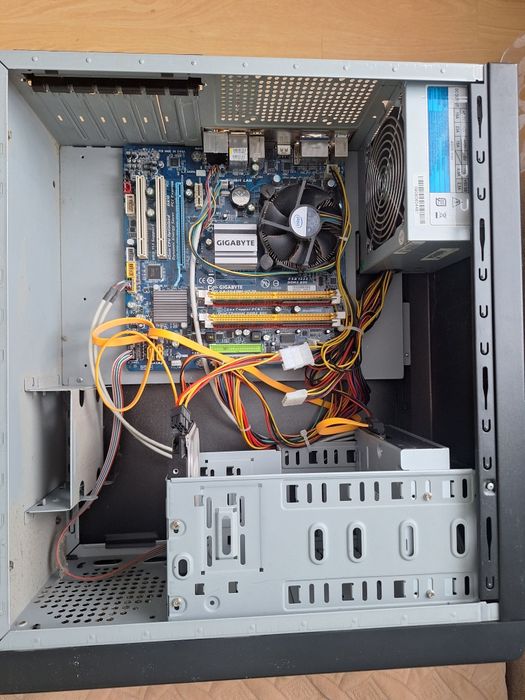 Екран та системний блок  LG