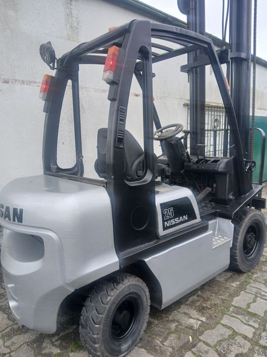 Empilhador nissan 2500kg diesel