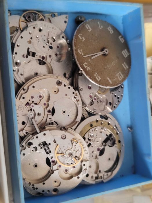 Skrzynka nr 7: Zbiór części do zegarków kieszonkowych i mechanicznych