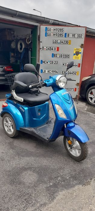 Skuter elektryczny trzykołowy
