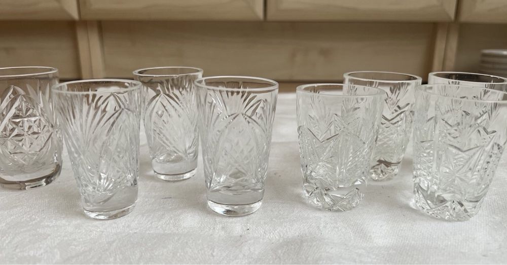 Кришталеві стакани, чарки, графін, попільничка, ріг