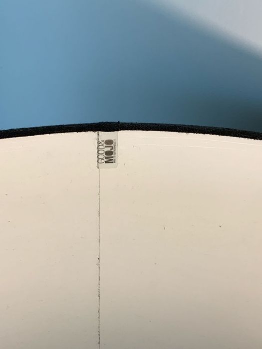 Candeeiro de pé preto e de madeira Good & Mojo