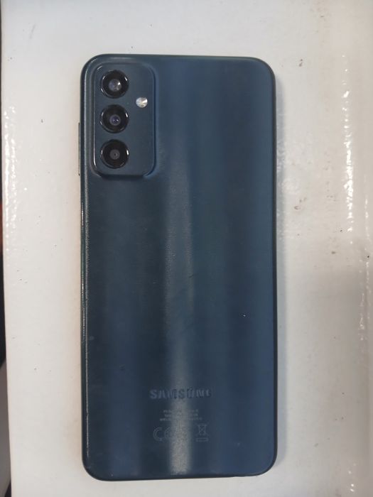 Telemóvel Samsung Galaxy  M13 - ecrã partido mas a funcionar