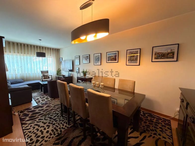 Apartamento T2 com garagem, arrumo e elevador em Leça do Balio