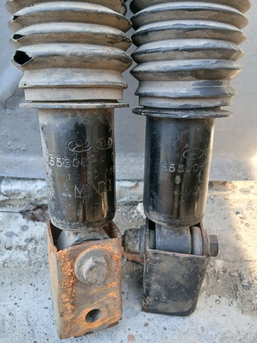 Продам задние стойки Елантра 2015 цена за пару