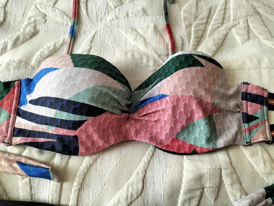 Bikini semi -novo