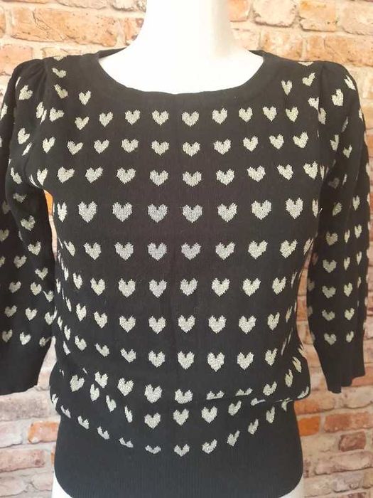 Czarny sweterek w złote serduszka.Look.