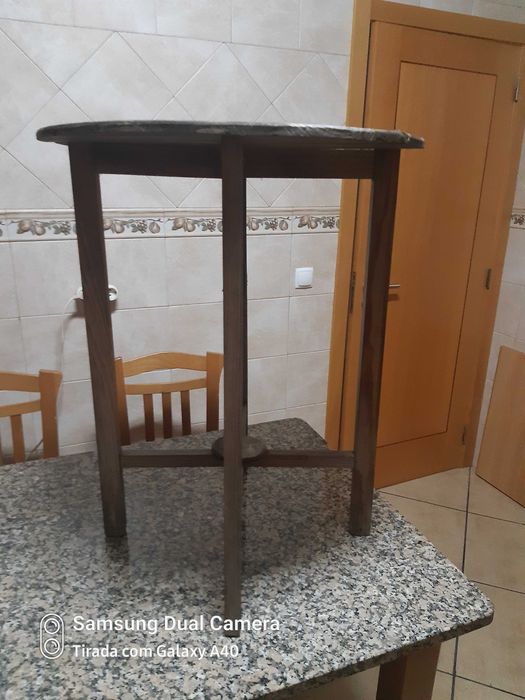 Mesa de apoio redonda / camilha