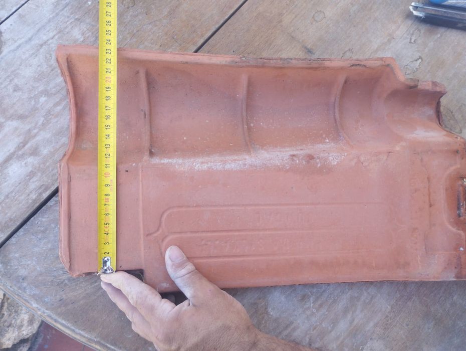 Telha cerâmica juncal em bom estado