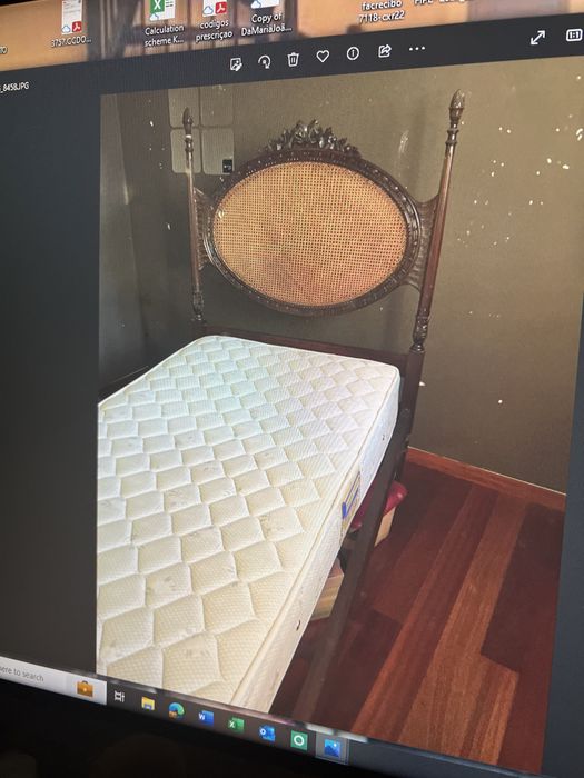 Cama solteiro trabalhada em  madeira maciça