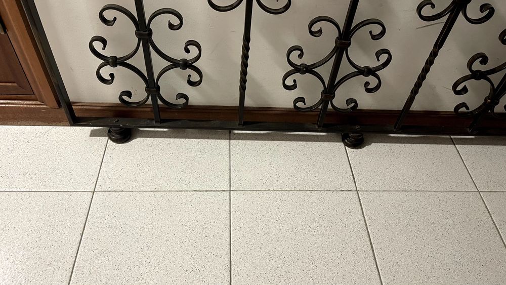 Grade em Ferro Forjado Envelhecido – Feita por Encomenda por Artesão