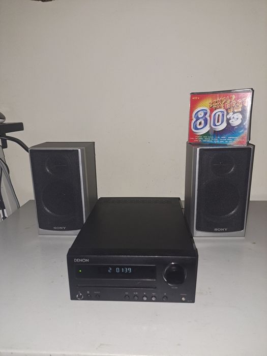 Vendo um sistema micro Hi-Fi Denon D-T1 preto com colunas da Sony.