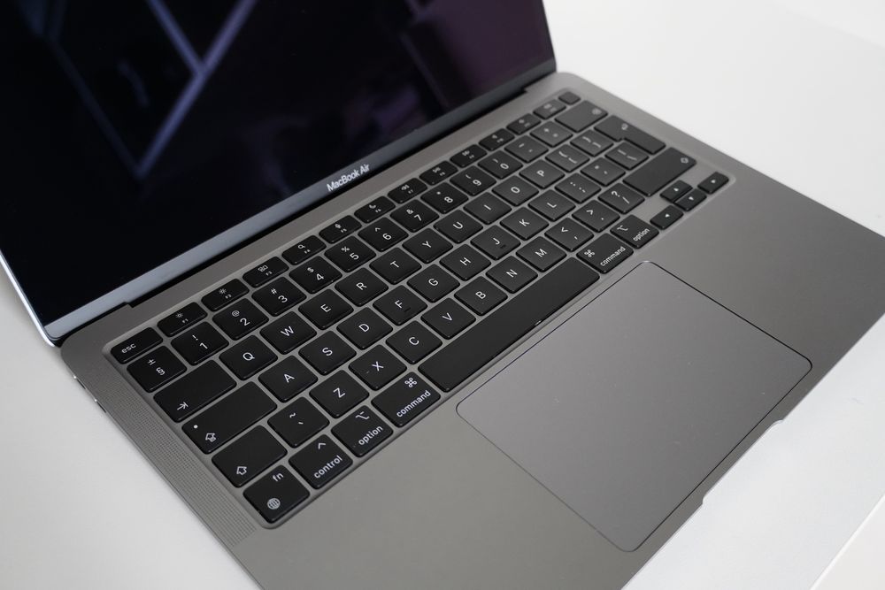 Macbook Air M1 8/256 - stan BDB + akcesoria