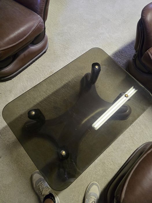 Conjunto de tres sofas e mês de centro