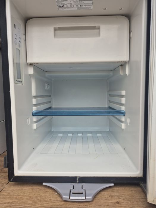 Frigorífico Dometic crx 50 (não faz frio  tem uma pequena fuga)