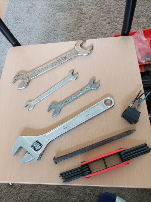 Ferramentas, chaves inglesas, de fendas etc.