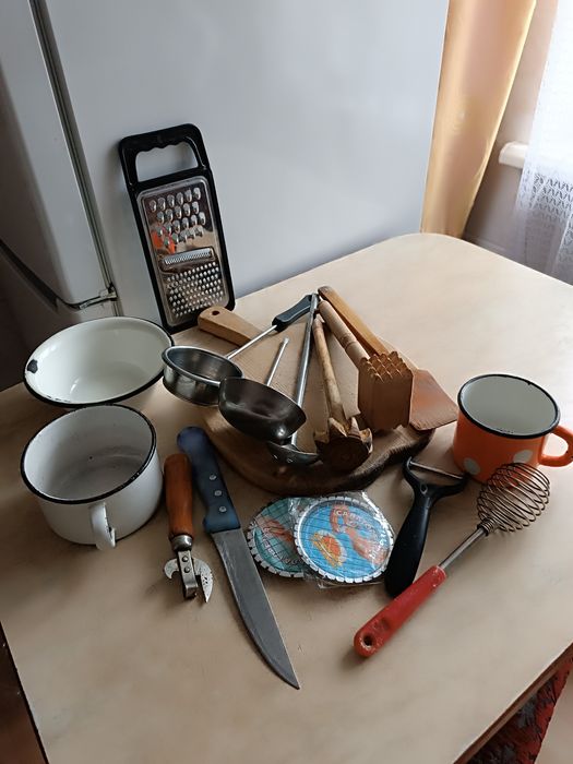 Кухня аксесуари тертка дошка сито ніж відкривачка овочерізки