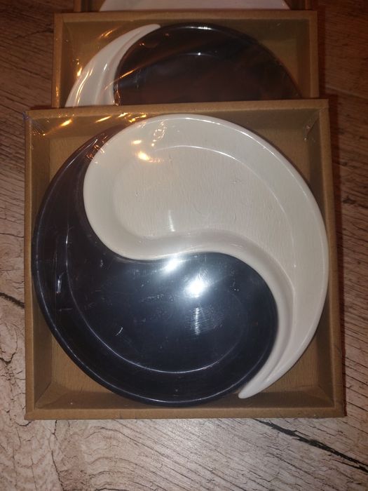 Посуд, тарілки, таця