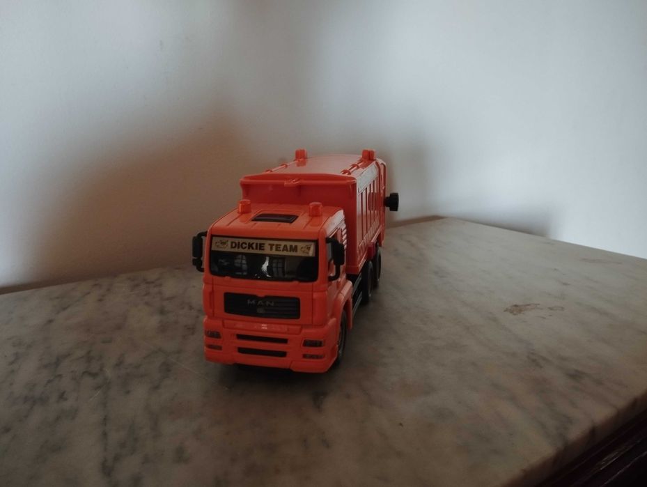 Carro do lixo em brinquedo.