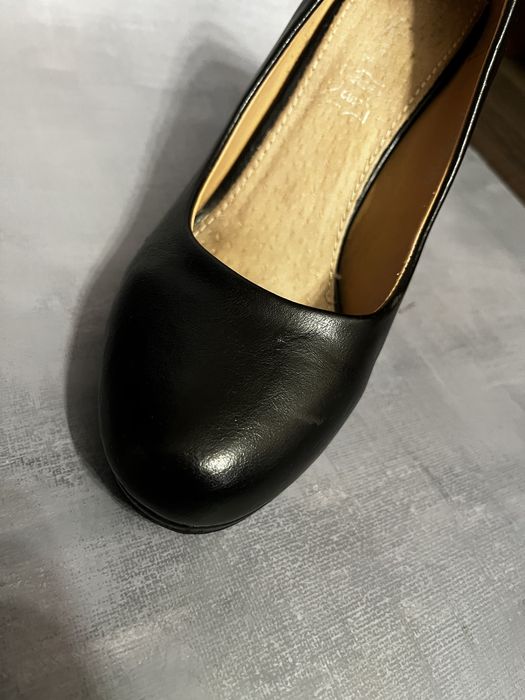 Klasyczne czarne buty na obcasie