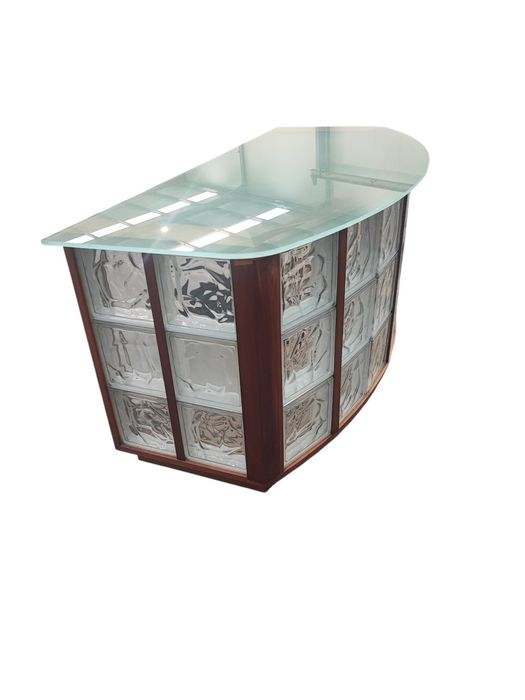 Secretária com 30 anos peça de decoração diferenciada