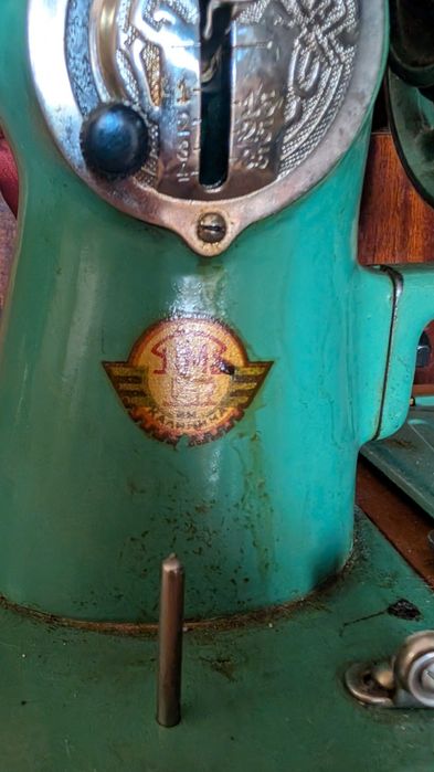 Вінтажні швейні машинки ПМЗ / Подольськ у дерев’яних тумбах