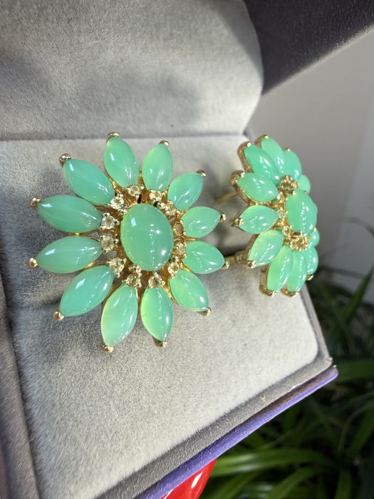 Золотые серьги с нефритом