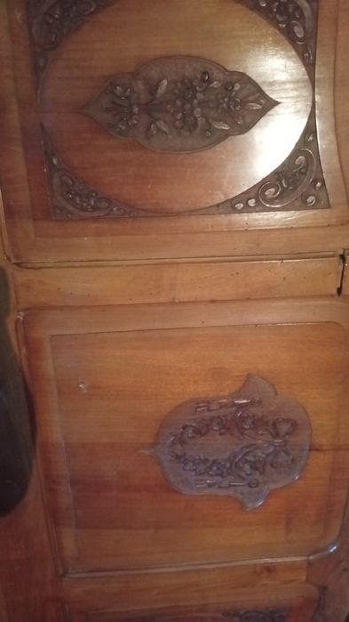 Cama casal com estrado e duas mesas cabeceiras iguais com pedra mármore excelentes condições