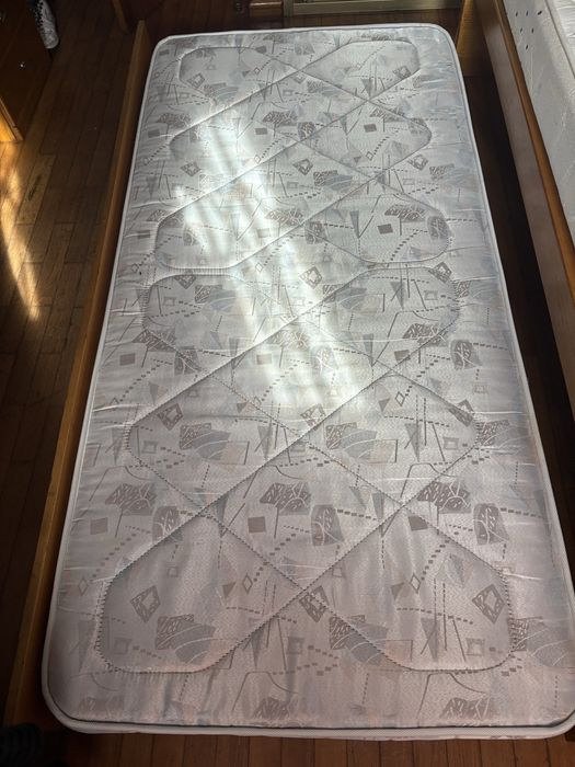 Cama dupla de corpo e meio + 2 colchões