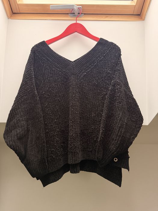 Sweter czarny Cocomore z dekoltem w serek