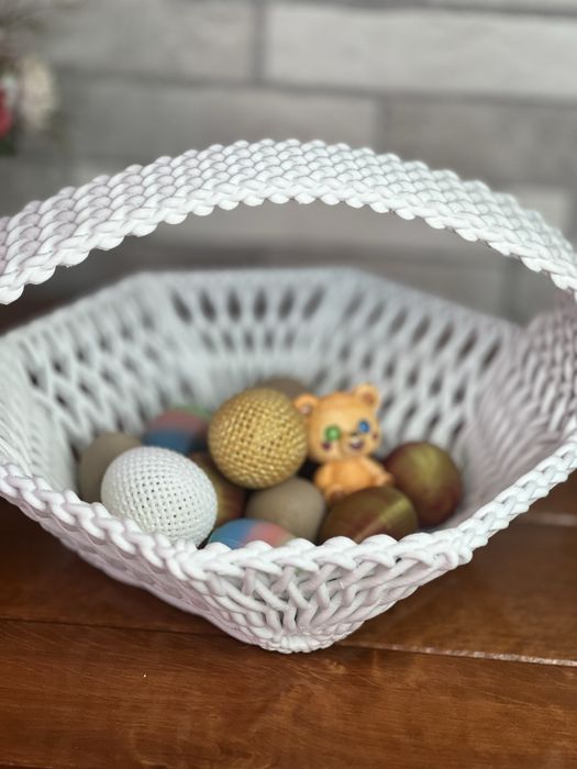 Biały drukowany pleciony koszyk
