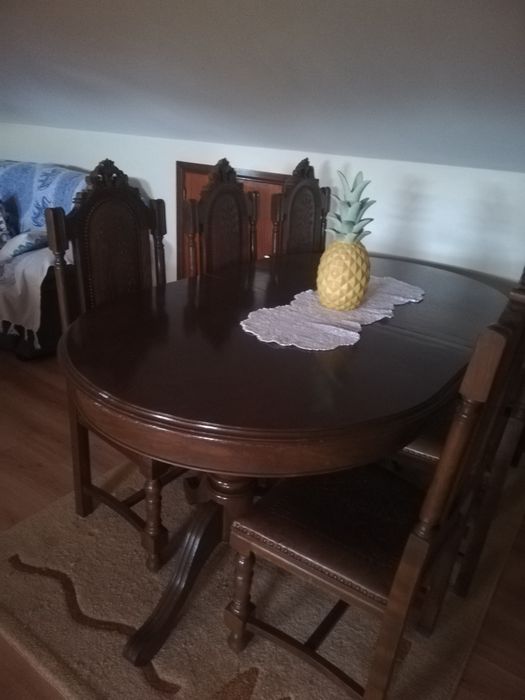 Mesa de jantar com 8 cadeiras de couro