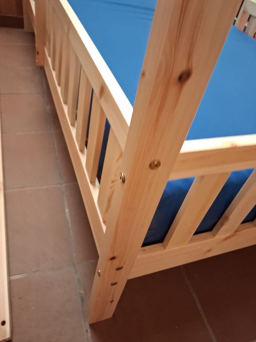 Cama de solteiro em madeira