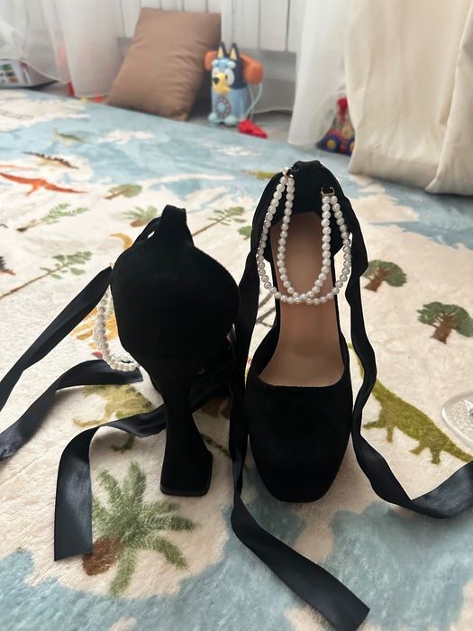 Туфлі на високому каблуку дуже жіночні та елегантні