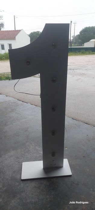 Números com iluminação para festas.