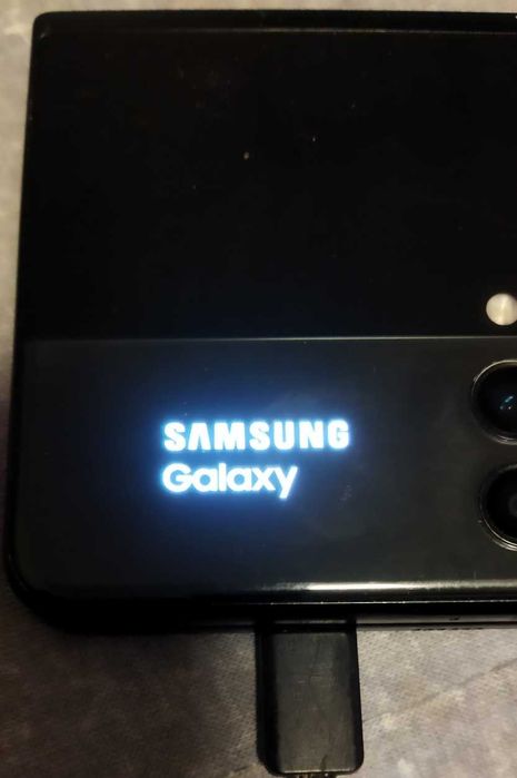 Смартфон Samsung Galaxy Flip 3 5G 8/128gb(потребує заміни дисплея)