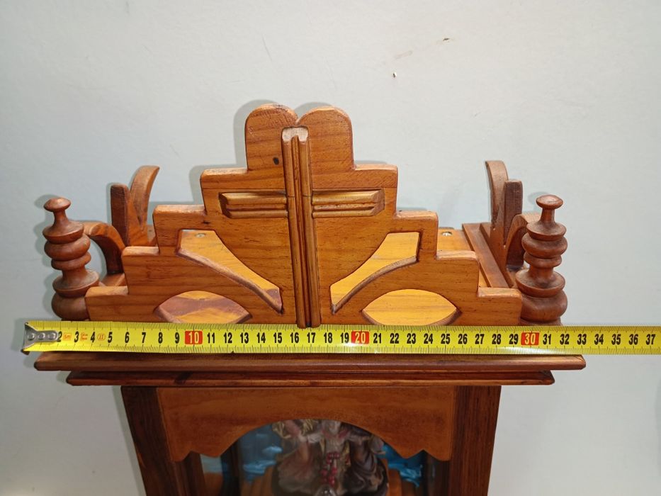 Belíssimo oratório feito artesanalmente em madeira castanho com imagem