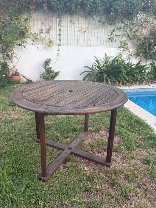Mesa redonda de jardim em madeira
