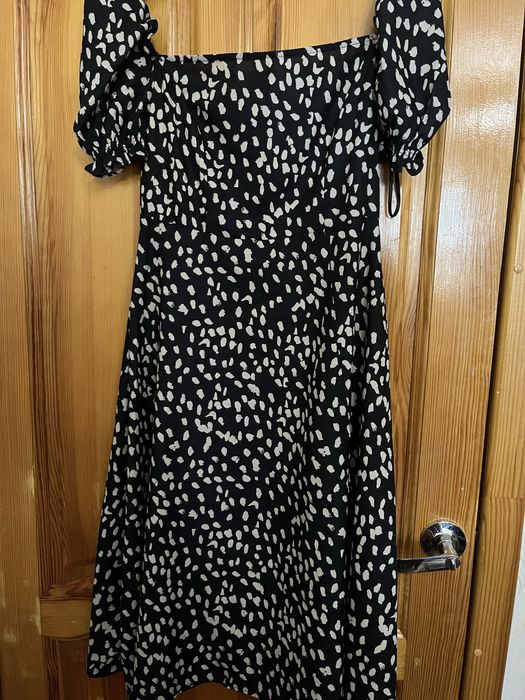 Легкое черное платье з разрезом на ноге