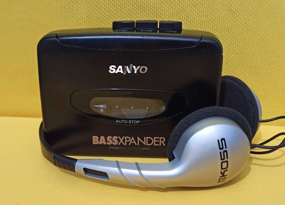Кассетный плеер SANYO VIP-1,наушники KOSS