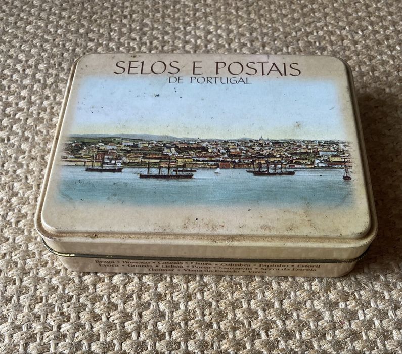 Caixa de lata antiga,Selos e postais de Portugal