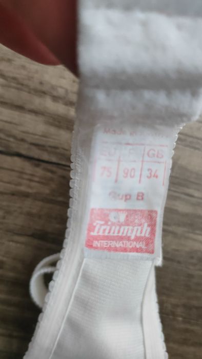 śliczny stanik TRIUMPH 75 B w super stanie