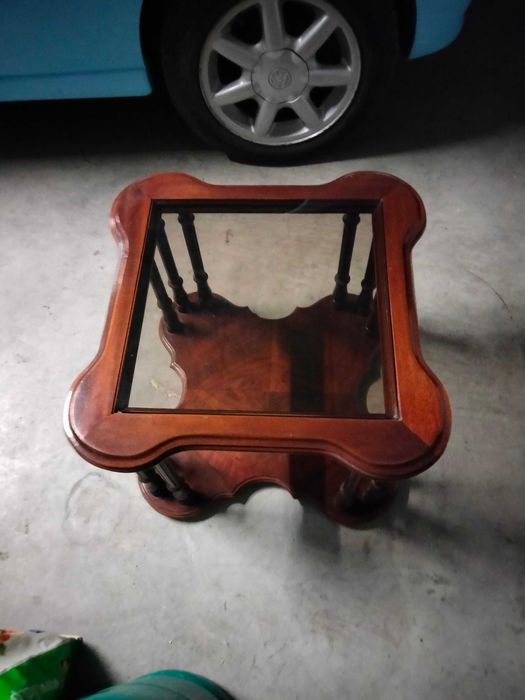 Mesa de apoio em madeira maciça com tampo de vidro