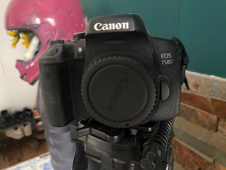 Canon EOS 750D + EF-S 18-55mm com tripe — Excelente estado