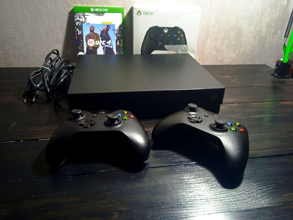 Xbox One X 1TB +2 геймпада+диск з UFC 4