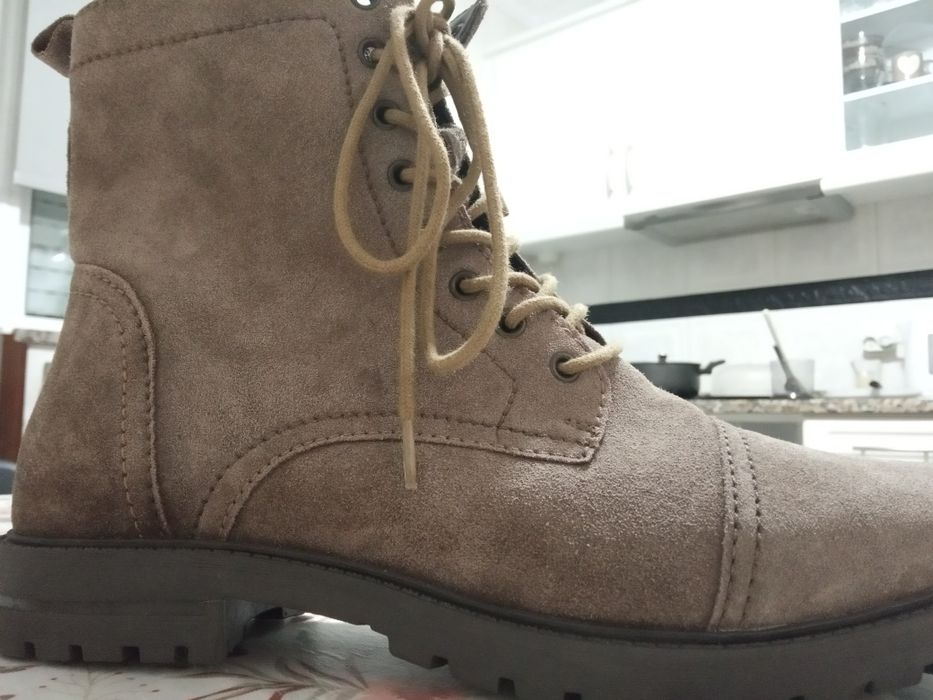 Botas em camurça nunca usadas