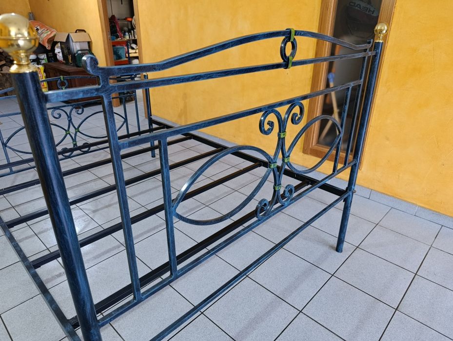 Cama de casal em Ferro