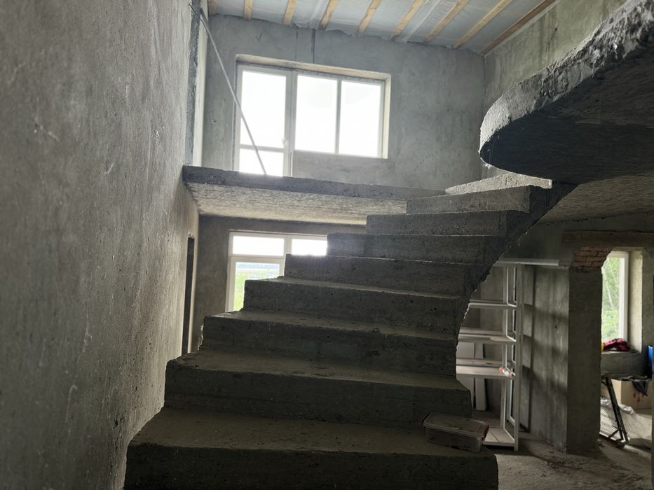 Продається двоповерховий будинок, с. Барвінок, вул. Виноградна!