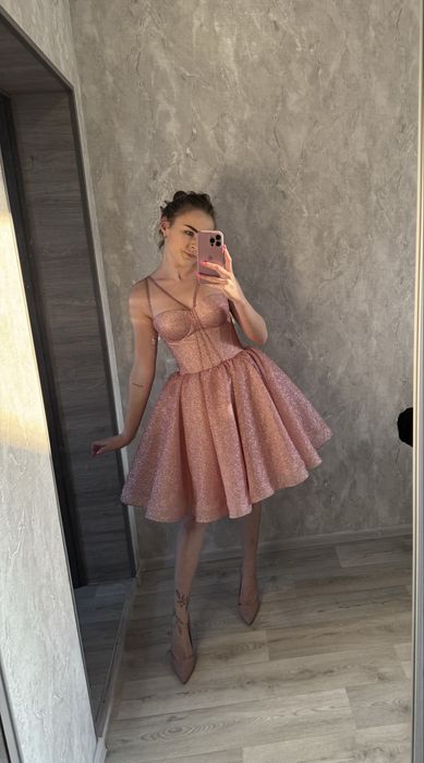 Блискуча сукня,ідеальна для якоїсь події чи випускного